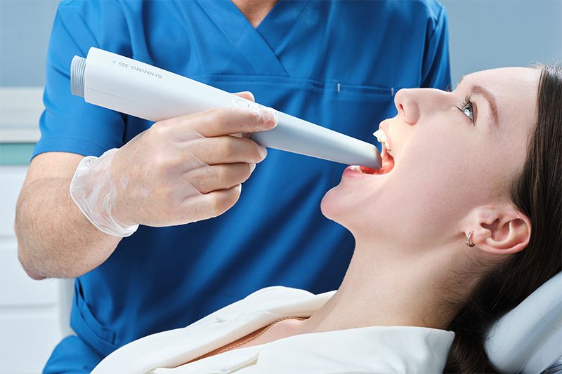 Shining Aoralscan 3 with patient